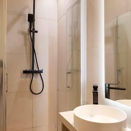 Spacious - 3br-8p - Moulin Rouge *
