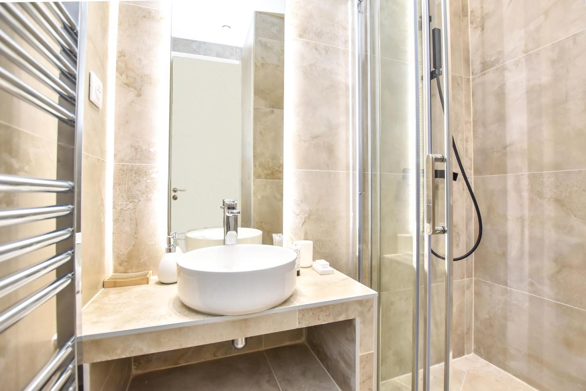 Spacious - 3br-8p - Moulin Rouge *