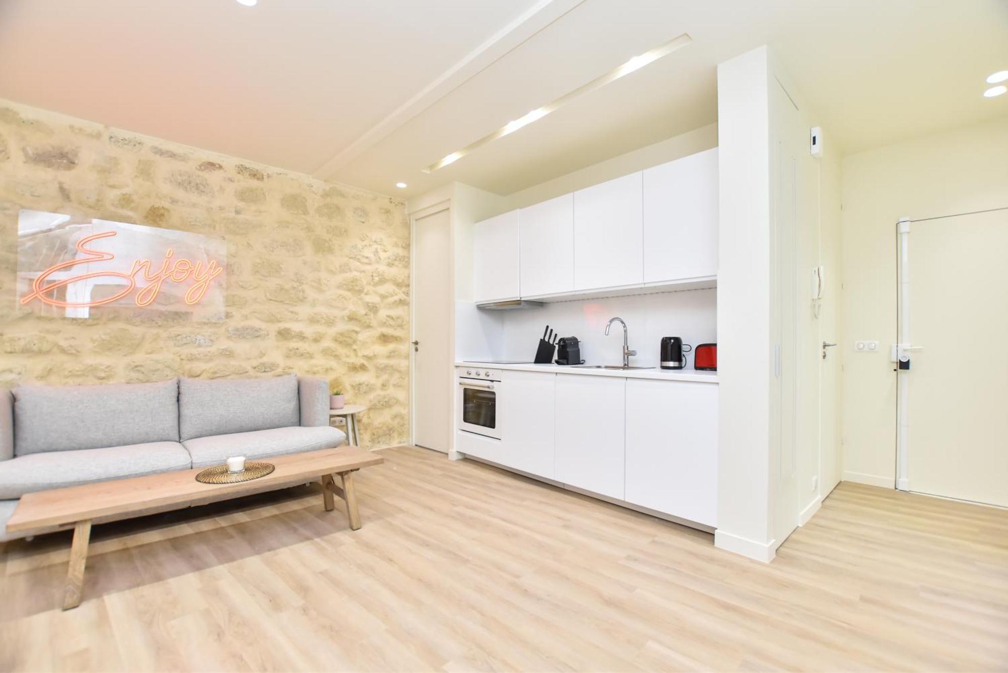 Spacious - 3br-8p - Moulin Rouge Apartment