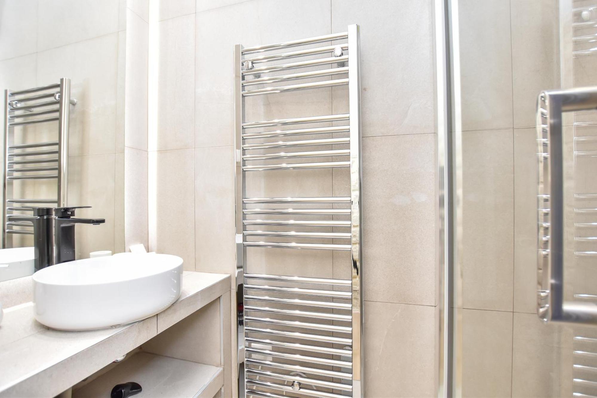 Spacious - 3br-8p - Moulin Rouge