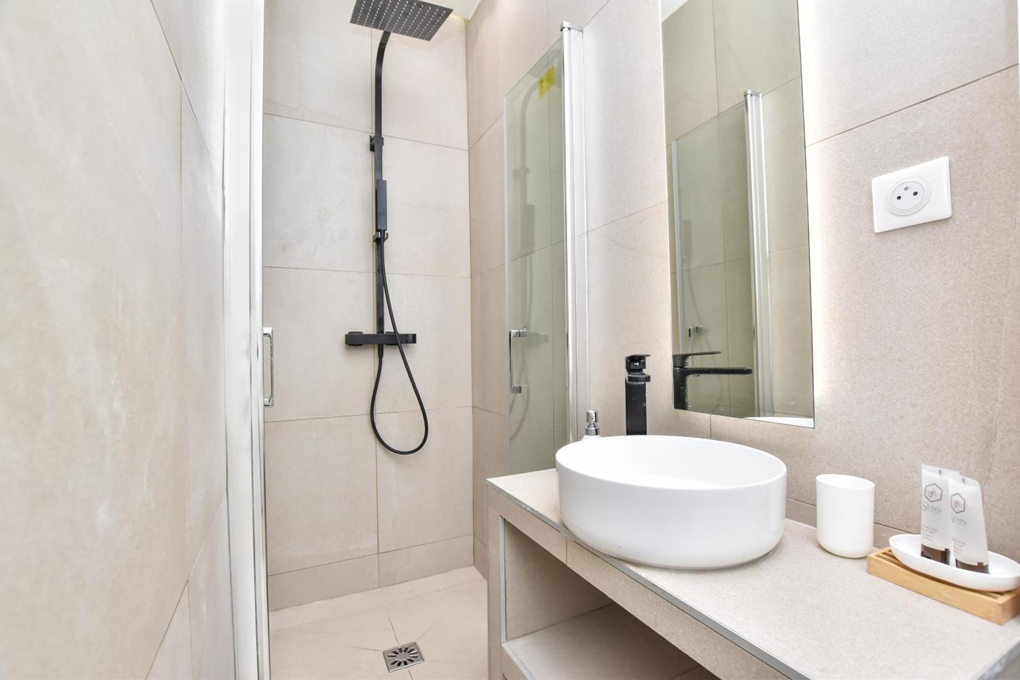 Spacious - 3br-8p - Moulin Rouge Apartment